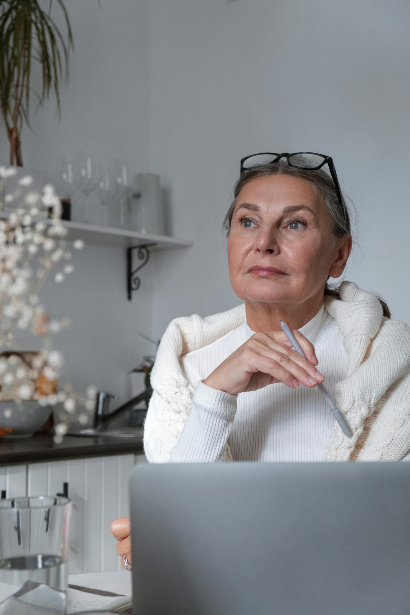 Frau am Laptop – bewusste Lebensführung