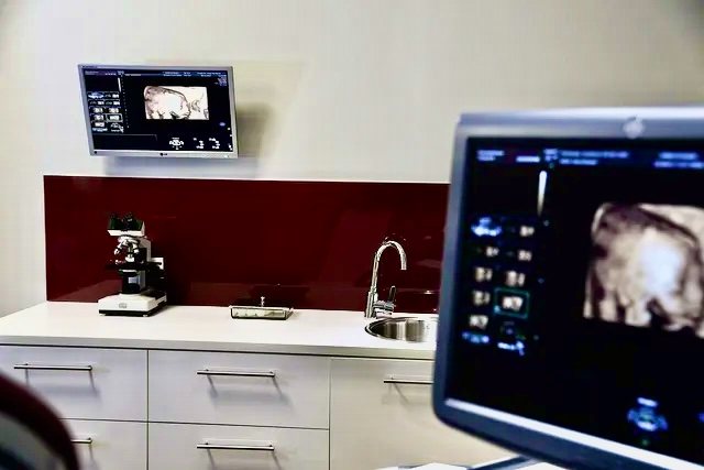 Untersuchungszimmer mit moderner Ultraschalltechnik